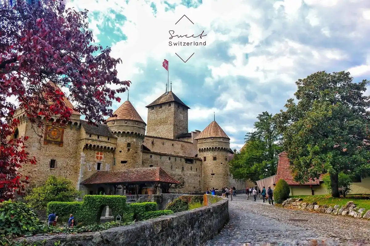 旅行 瑞士  西庸城堡是瑞士最具代表性的古城堡,给人一种漂浮 - 抖音