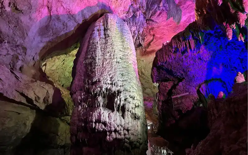 万华岩溶洞