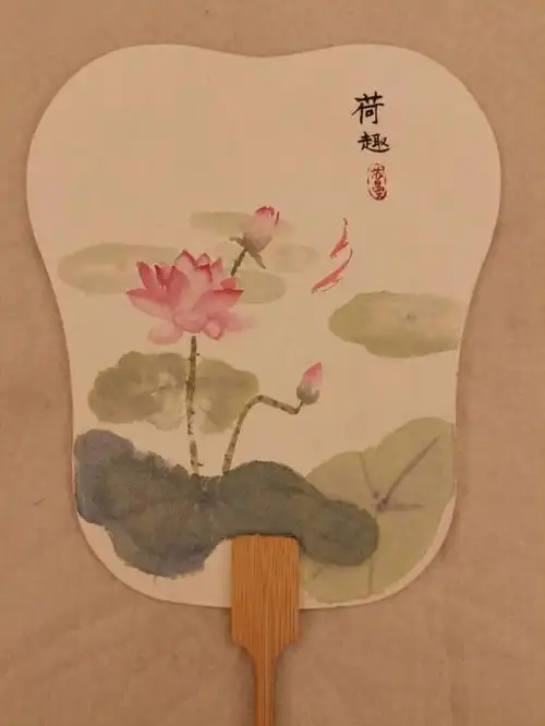 写意:脱稿上色,花瓣会用到晕染的方法#画画  #写意国画  #扇面手绘