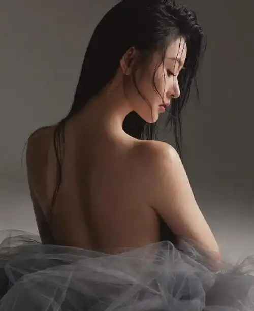 张天爱:胆子太大了,露出性感的美背,半蹲在地上大秀丰满翘臀|古力娜扎