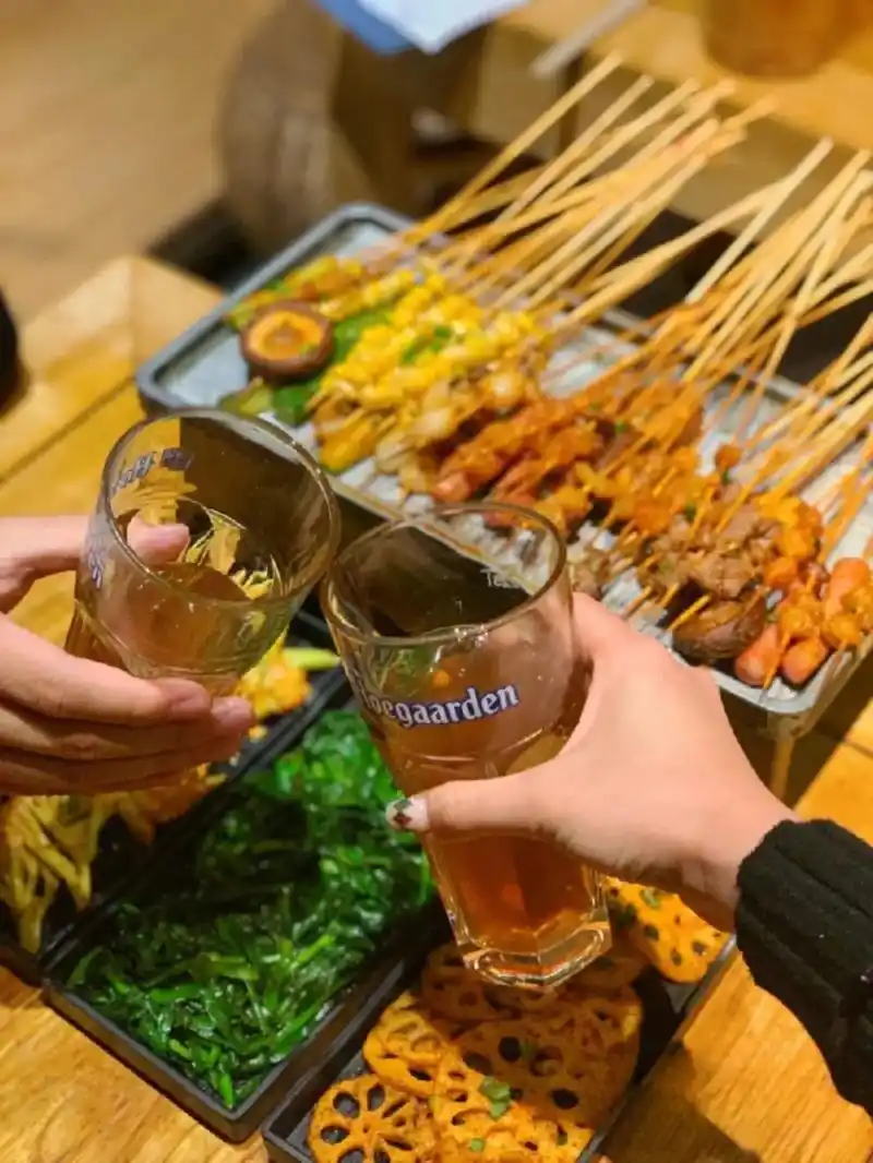 要是以后不爱了别冷战,我们就坐在街边吃点烧烤,喝点啤酒,你对 - 抖音