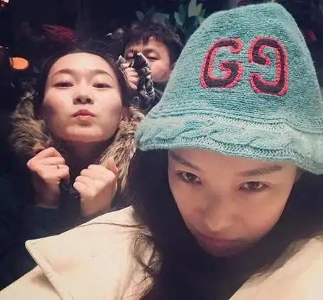 倪妮素颜和闺蜜游迪士尼,网友:暴露了真实面目