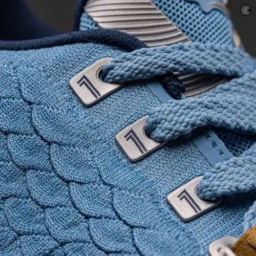 林书豪"龙鳞"1代篮球鞋,搭配金色的细节点缀,呈现出独特的视觉感受.