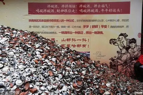 西安现"摔碗酒" 市民喝完酒现场摔碗