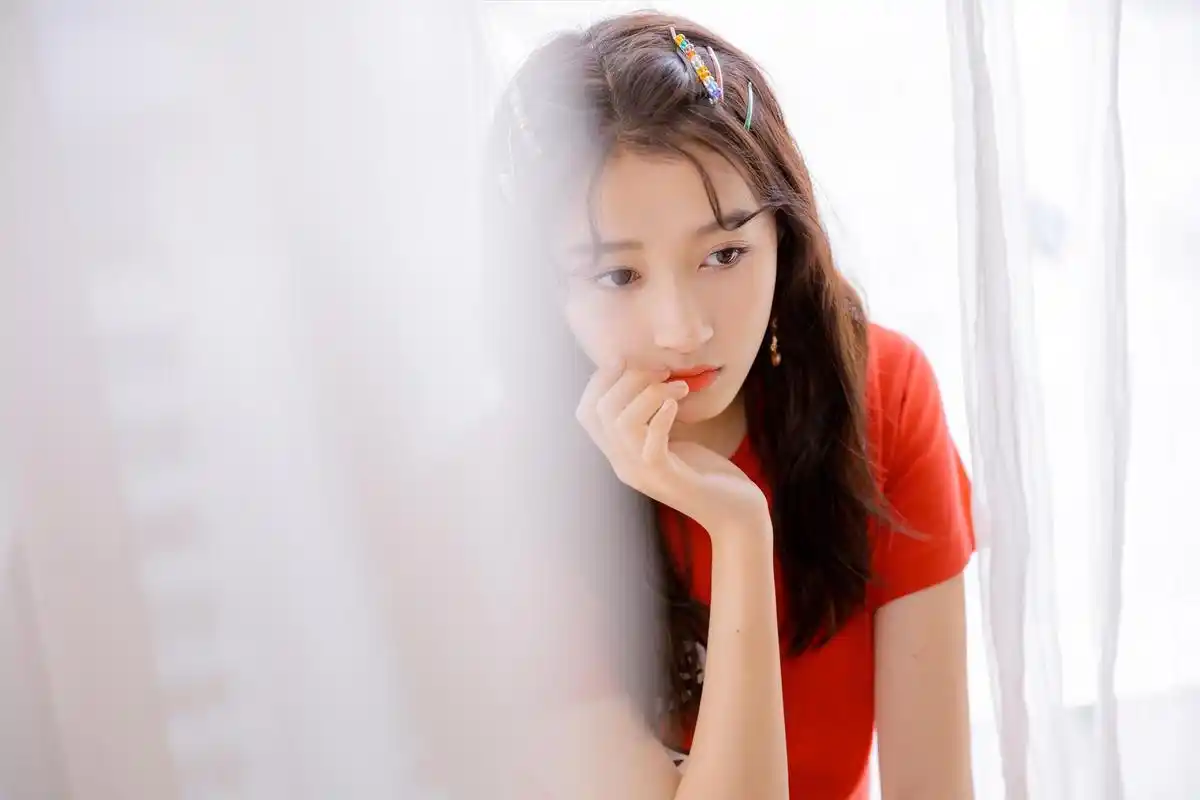 组图:关晓彤穿超短裙大秀美腿 红衣彩色发夹少女感爆棚