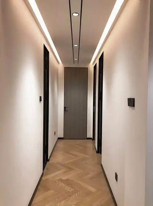 的一点就是,隐藏轨道灯的位置其实与客厅常见的那种回字形吊顶差不多