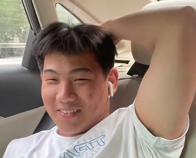 山东男生暴饮暴食胖到近200斤,半年后的照片网友直呼:成功逆袭