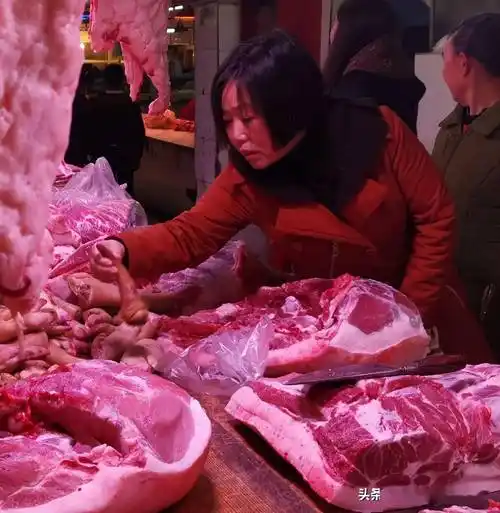 卖肉的摊位上为啥总会装有照射灯真实目的是什么搞懂了不吃亏