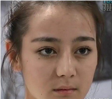 迪丽热巴素颜出镜《奔跑吧》,因素颜照太美被质疑