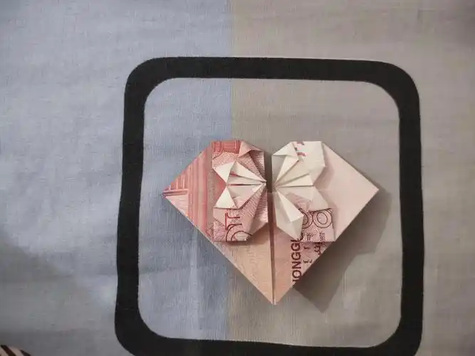 100元人民币折爱心的步骤图解(人民币怎么折折爱心)(图13)