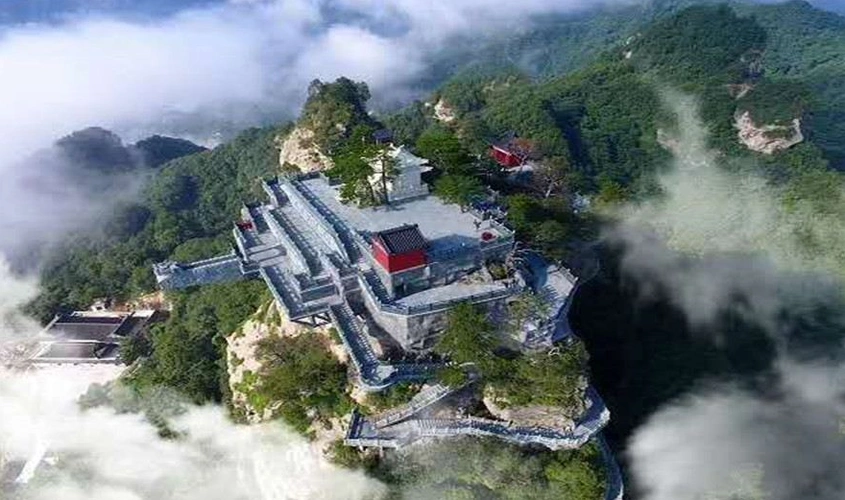 武当大明峰原名柱头岩,又称武柱峰,真武坐像,海拔1316米,为武当山72峰