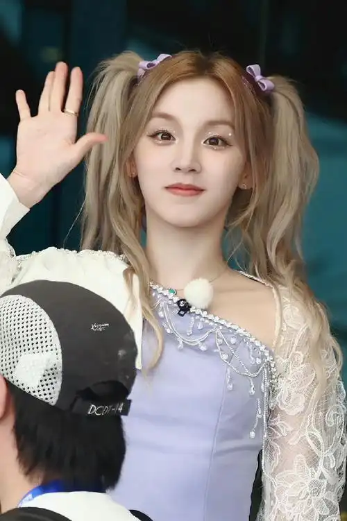 宋雨琦泰国路透#超级适合双马尾的小琦0606玩的开心!