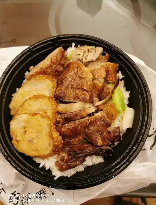 昨晚的晚餐!烧鸭肉卷饭 双腿 脆皮肠 冬瓜茶!美味!