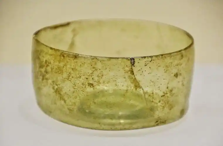 唐代淡黄色直壁玻璃杯