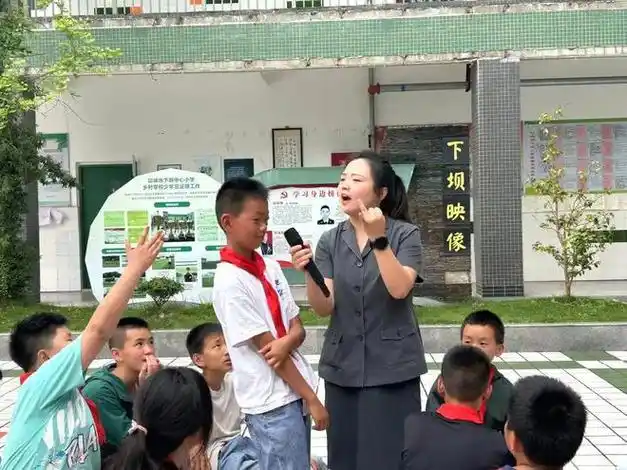 法治校长,邛崃市人民法院员额法官刘咪向全校师生开展"防范电信网络