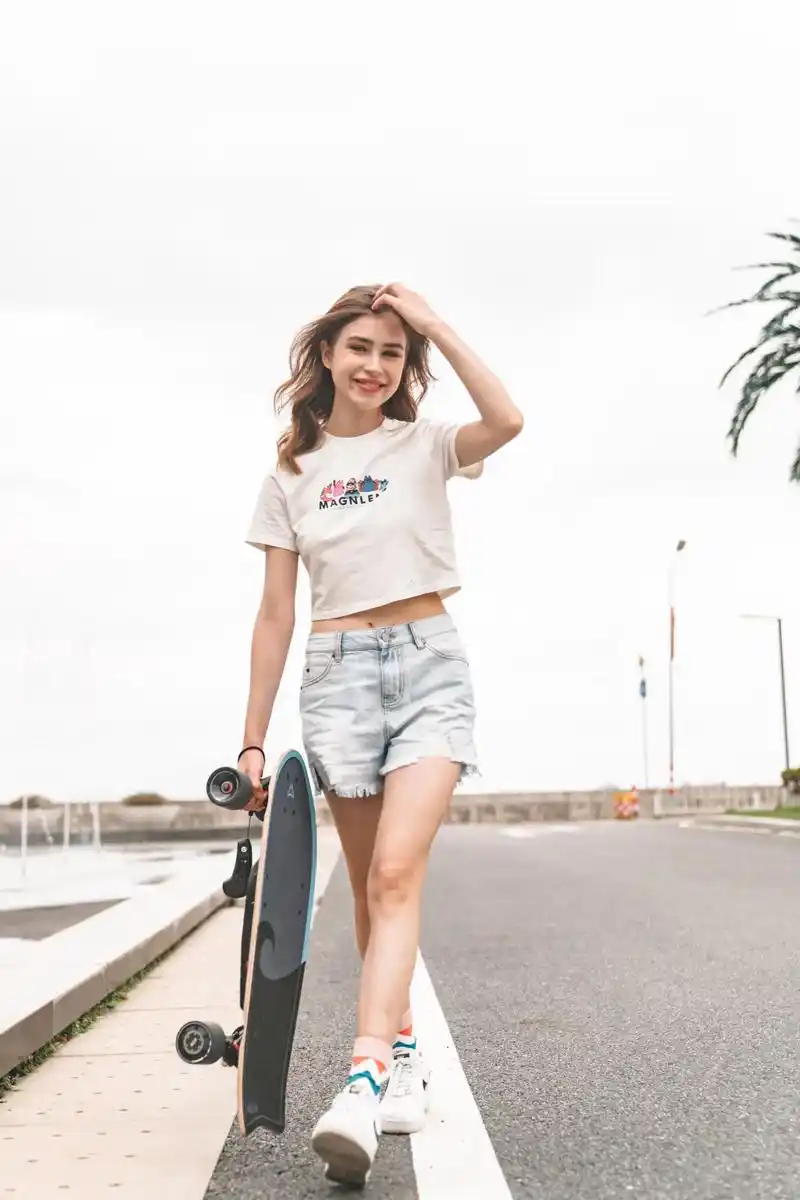 这是一份滑板拍照姿势参考 爱拍照的小姐姐们赶紧收藏学习!#滑 - 抖音