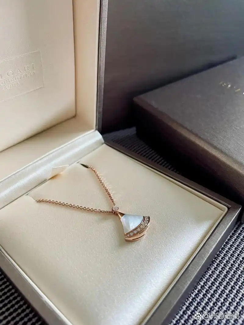 宝格丽2022特殊款diva贝母钻99扇子背扣 一直想选一条不素的90白