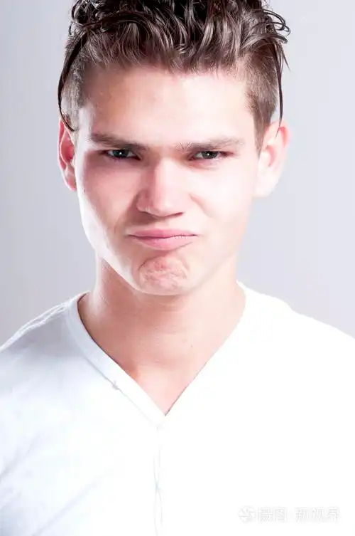 英俊的男人对着镜头吹他的嘴唇