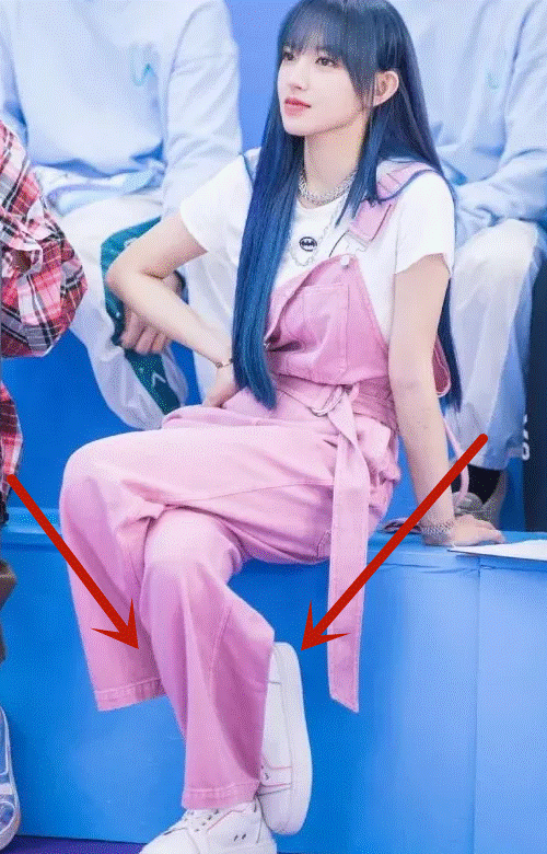 这个坐姿是要翘起二郎腿,并且要把翘起来的腿放在另一条腿的后面,特别