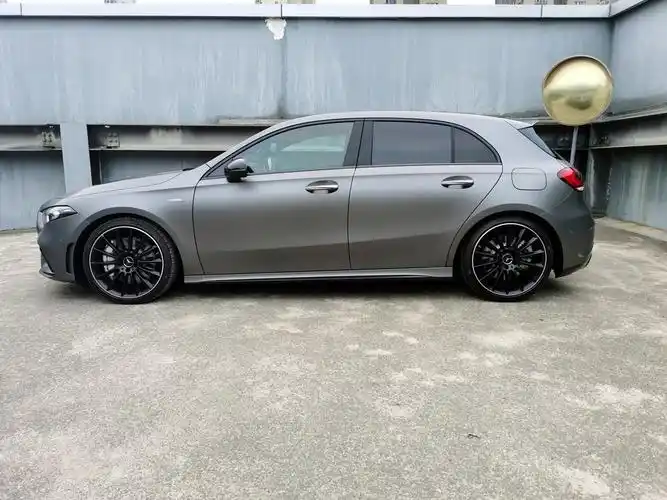 奔驰a35 amg 哑光山灰黑红 最新款