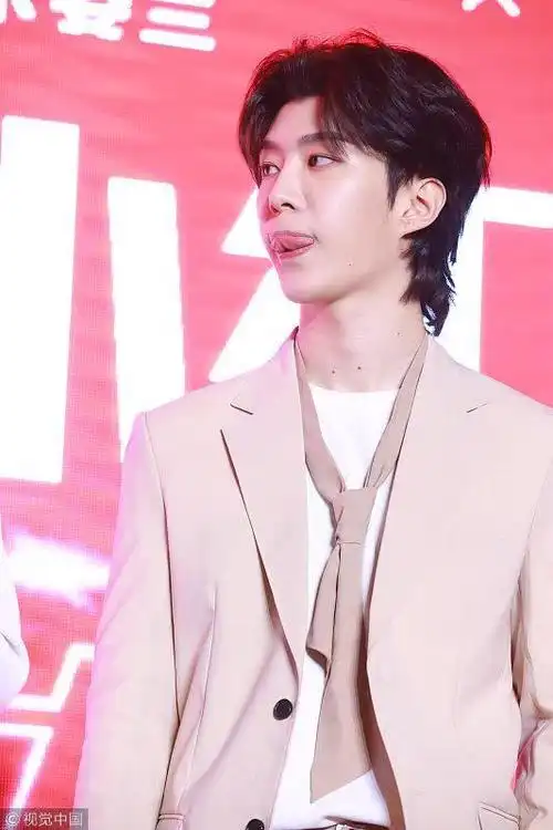 范丞丞合体乐华七子破退团谣言,台上吐舌卖萌心情佳!