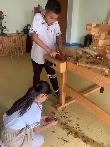 木工文化浸润校园 创意设计培养劳技——崂山区第三实验小学开展综合