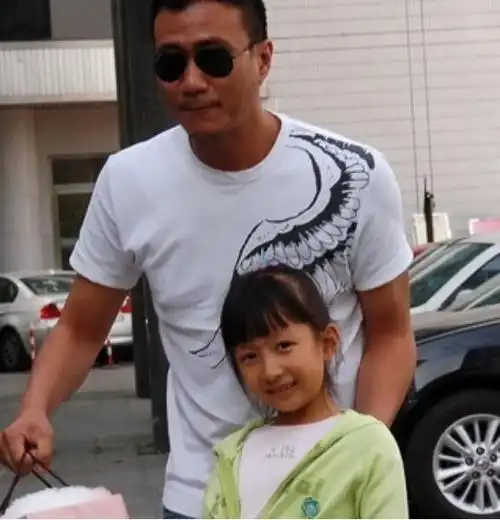 53岁胡军化身女儿奴直言不想让九儿进入娱乐圈心疼她会太累