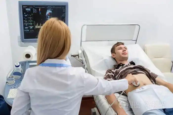 女医生用超声波检查腹部一男子