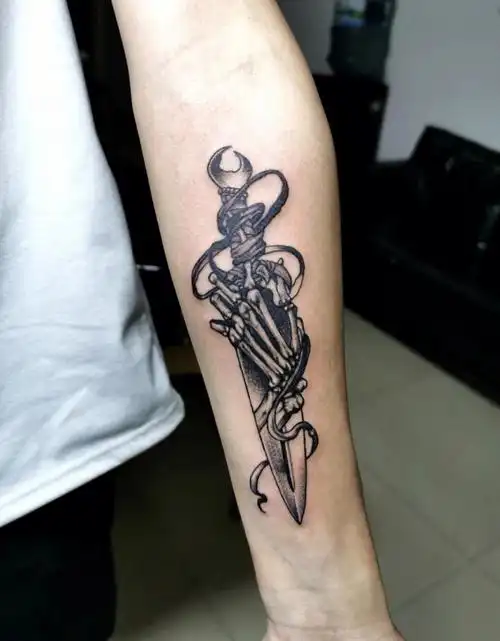 小臂纹身匕首纹身