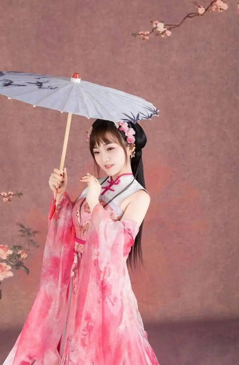 名门淑女!林妙可晒古风汉服写真 撑伞吹笛婉约清丽