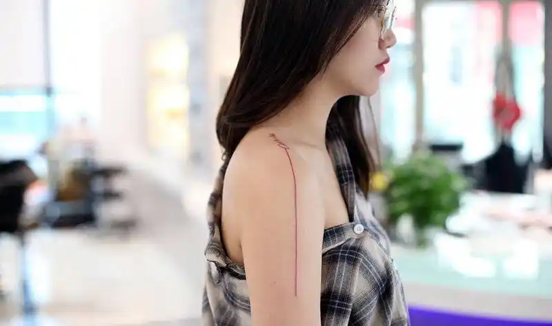 字母直线纹身图片