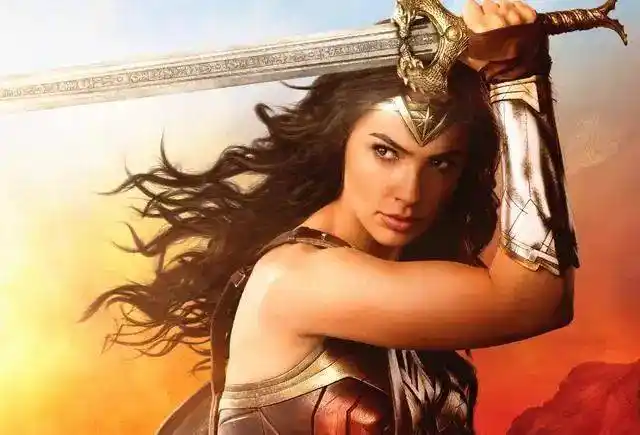 背负宝剑拯救世界的亚马逊公主,还是金发碧眼,胸怀坦荡的女王,都与