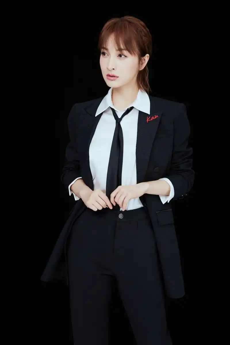 黑色西装搭配白衬衫,眼神飒爽凌厉.霸总style,上演「超a领带杀」.