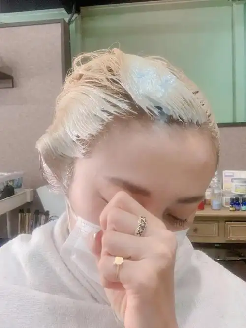 当了一回金毛狮王🦁️ 头发漂白途中