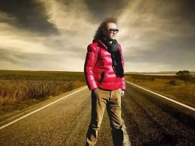 大桥在建期间,狼戈应邀为其创作宣传歌曲并多次到建设现场体验生活