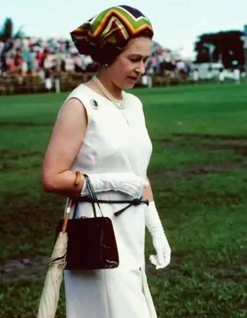 看完英国女王访问国家时的穿着打扮年轻时候的她时尚潮流