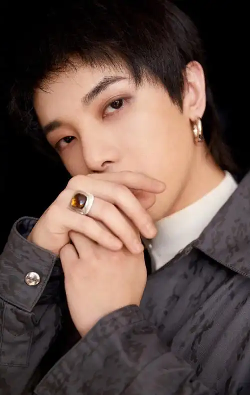 华晨宇冷峻帅气写真图片
