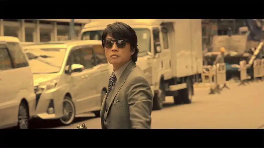 栋笃神探-黄子华西装耍帅,但总觉得看到他就想笑