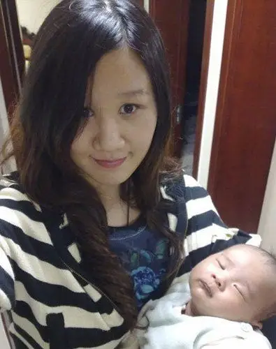 杜锋妻子曝光爱子照片杜老大喜得虎宝宝图