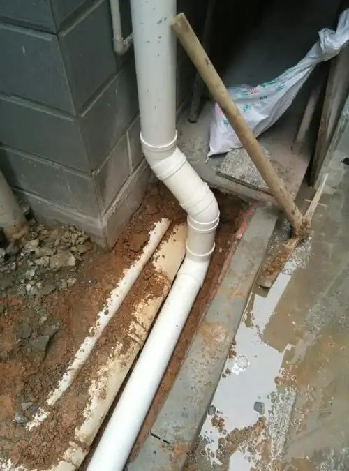 2.下岭排新村   (1)外墙立管至雨水口段pvc管安装.