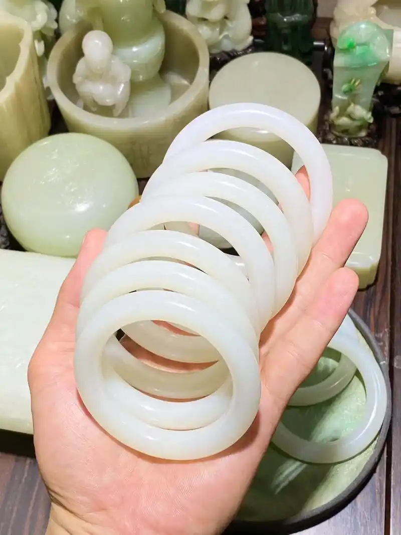 籽料白玉手镯 对镯.有一种温柔,便是那腕间的白月光 籽料白玉 - 抖音