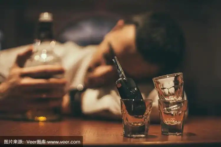 酒吧里一个喝醉的年轻人