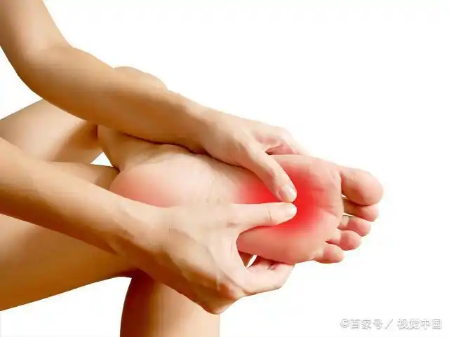 痛风"来势汹汹",脚上若出现这4个异常,提醒你该降尿酸了