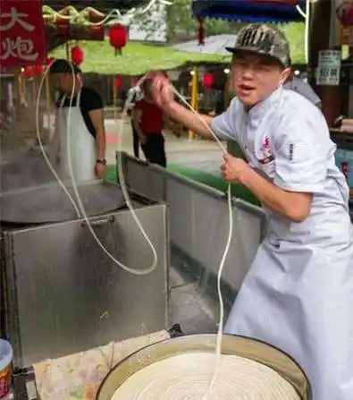 当年一夜爆红的拉面哥,走红后甩掉老板娶漂亮粉丝,如今过得怎样_田波