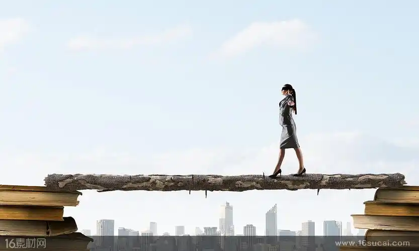 独木桥上的商务女职员高清图片