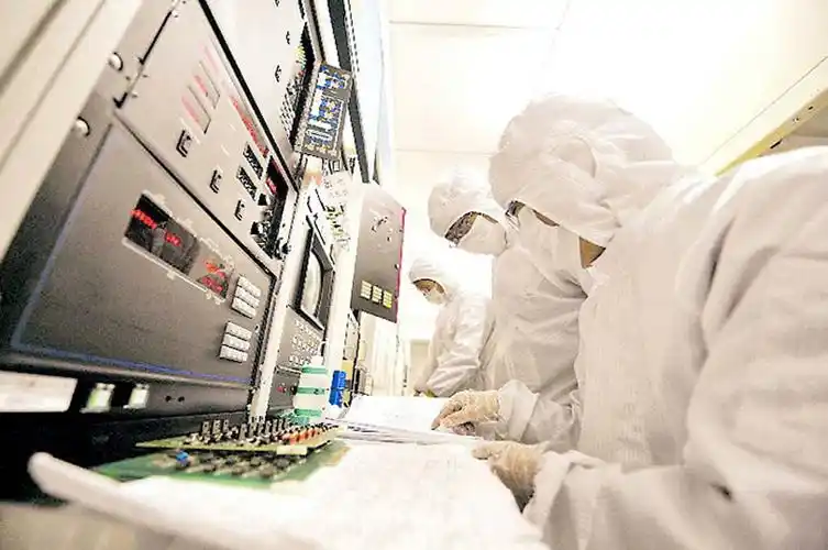 高科技人才为企业研发新品.资料图片