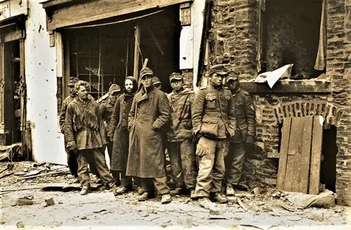 二战老照片纳粹德国覆灭之前沦为战俘的德军士兵眼中满是哀伤