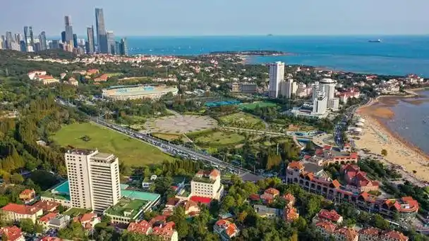 青岛是一个美丽的海滨城市,拥有许多著名的旅游景点.