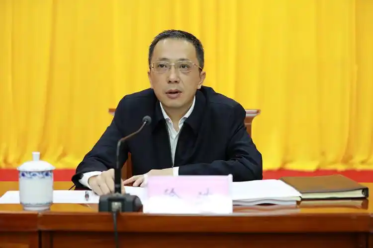 图为市委常委,市纪委书记,市监委主任徐波作讲话