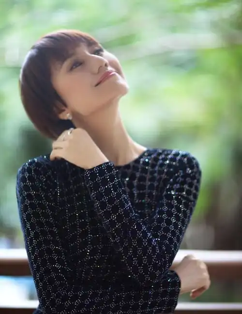 袁泉的高级感独一无二穿黑色连衣裙端庄优雅高贵精致太养眼
